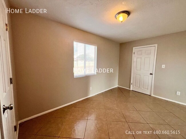 Building Photo - 3 Bed Residence with Fenced Yard in Eloy!