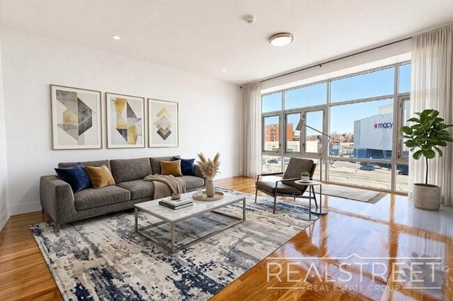 Building Photo - LUXURY 2.5 Bed  in Queens!