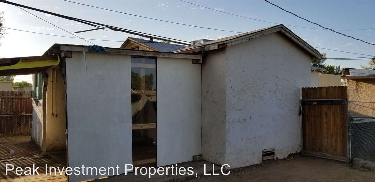 Building Photo - 5611 W Gardenia Ave