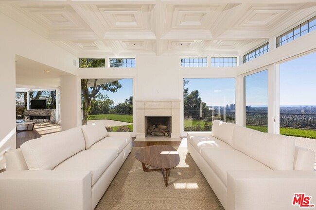 Foto del edificio - 1174 N Hillcrest Rd