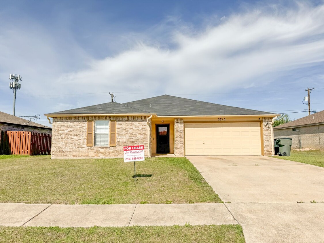 Foto principal - Available NOW This charming 1 story, 3 bed...