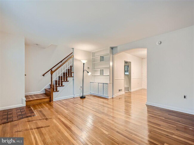 Building Photo - 2810 Kirkleigh Rd