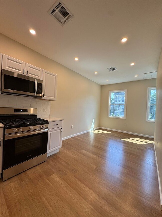 Foto del edificio - 628 Bramhall Ave