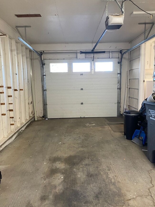 Building Photo - 2 Bedroom 1 Bath Home