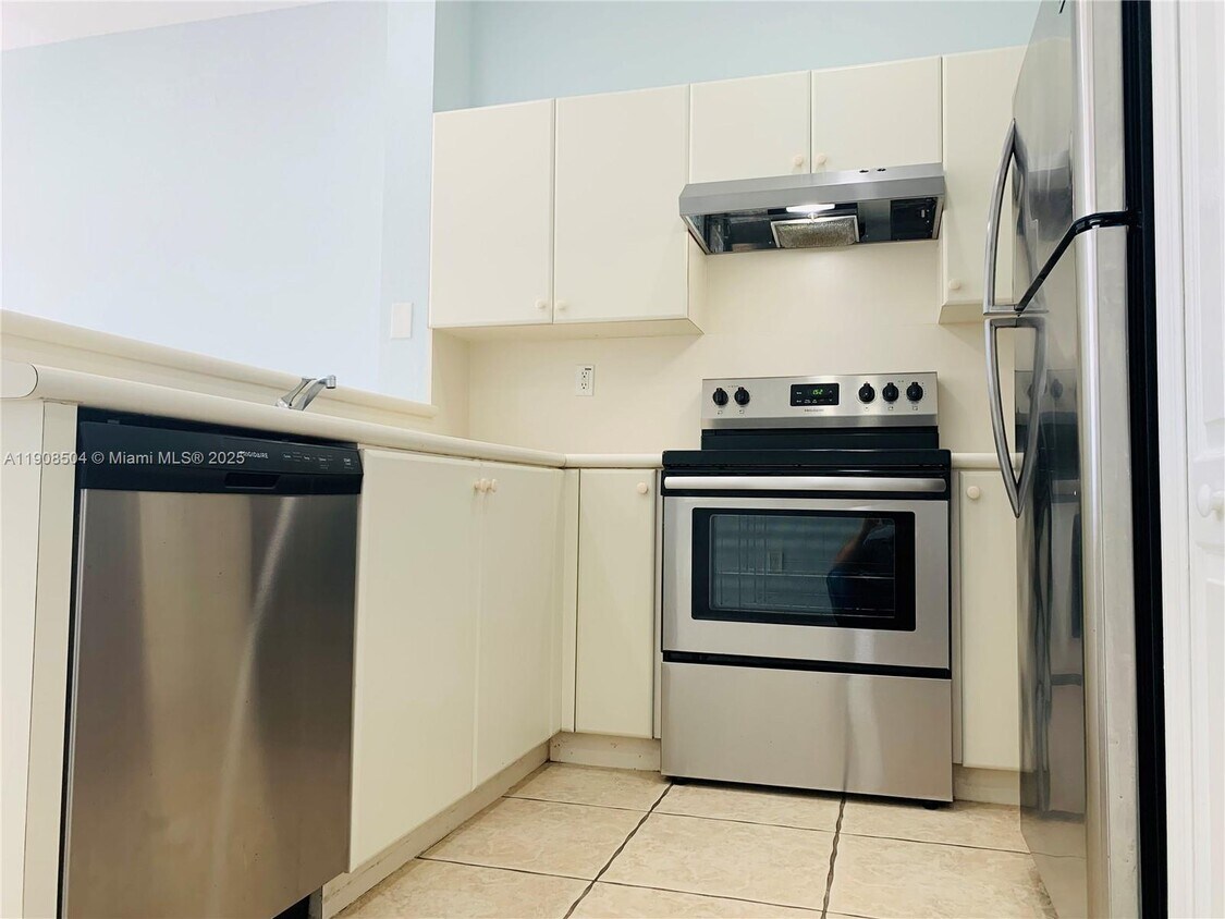 Foto principal - 17800 NW 73rd Ave