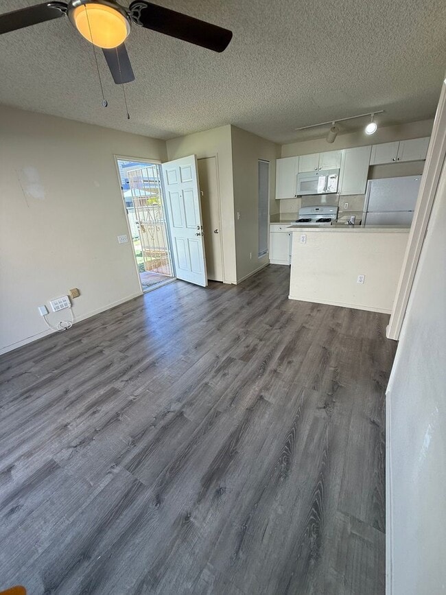 Building Photo - Move ln Ready- Beautiful 1 bed/1 bath at Sun Rise