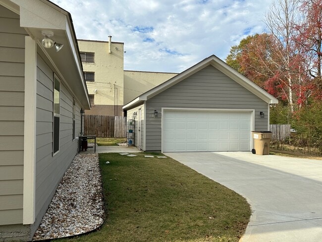 Building Photo - 4780 Cantrell Rd