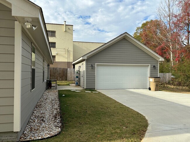 Foto del edificio - 4780 Cantrell Rd
