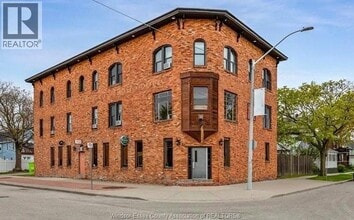 Building Photo - 201 - 400 Chilver Rd