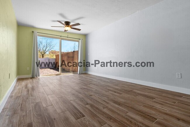 Foto del edificio - One Bedroom with fenced yard
