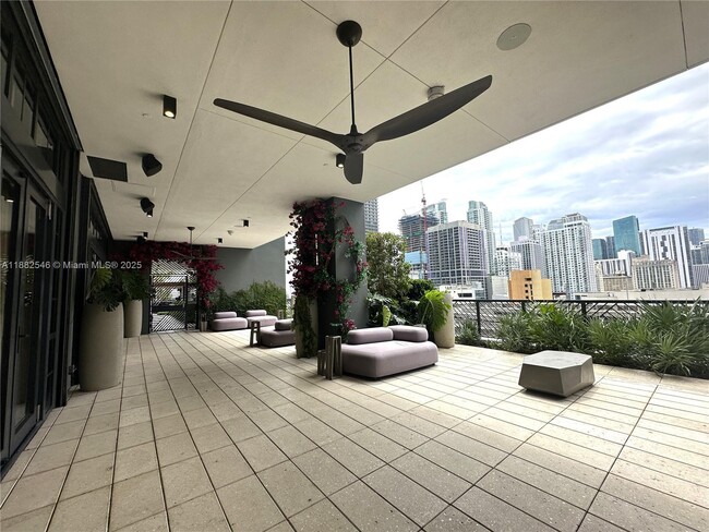 Foto del edificio - 601 NE 1st Ave