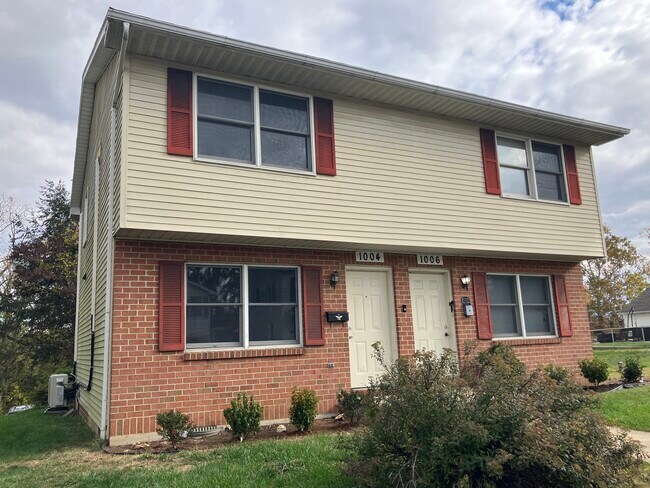 Lovely duplex features greater privacy - 1004 Corbett St Lovely duplex features greater privacy - 1004 Corbett St