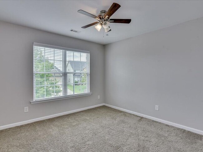 Foto del edificio - 5 Bedroom 3 Bath In Evans!