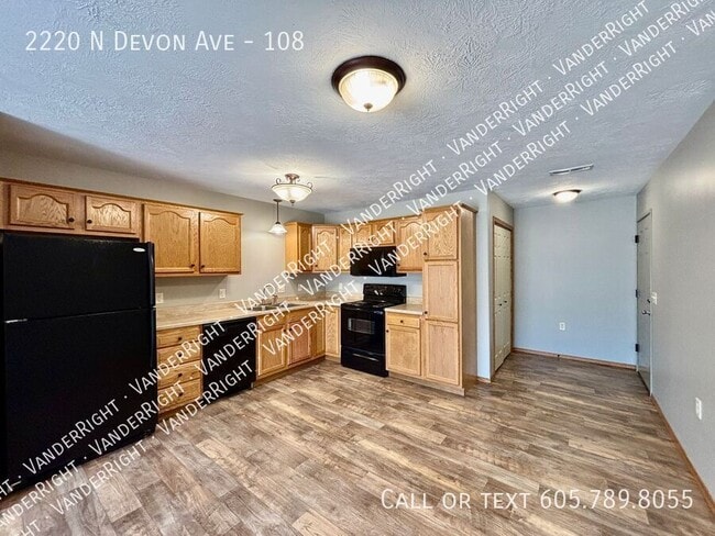 Building Photo - 2220 Devon Ave