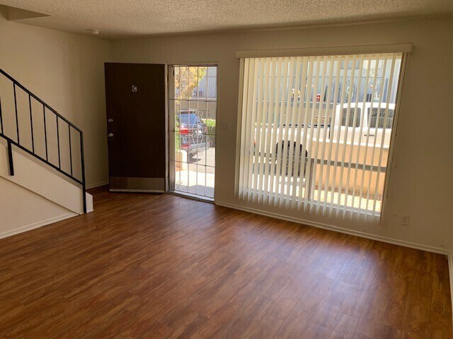 Foto del edificio - BEAUTIFUL 2STORY 2BD 1.5BA TOWNHOME STYLE UNIT