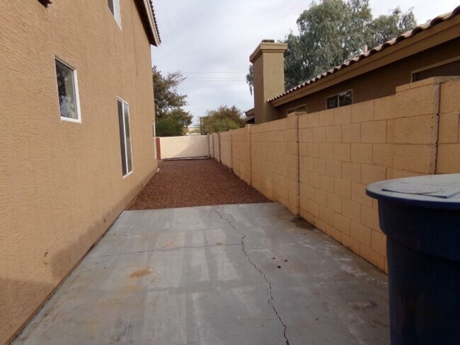 Building Photo - Pool!