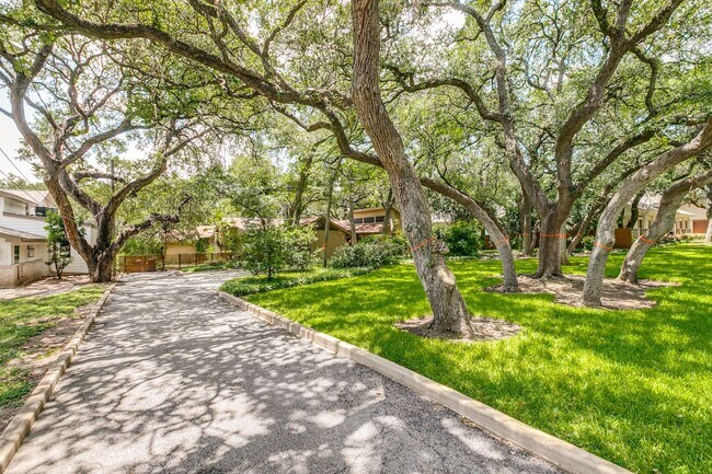Foto del edificio - BEAUTIFUL 4-BEDROOM HOME IN ALAMO HEIGHTS