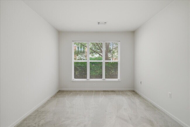 Foto del edificio - Commuter’s Paradise! Ground-Level 2BR Condo  Welcome home to this stunning, sun-filled 2-bedroom ...