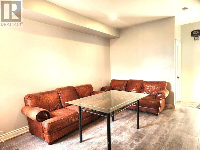 Building Photo - 498 Main St E