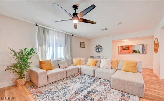 Foto del edificio - 1821 E Oakey Blvd