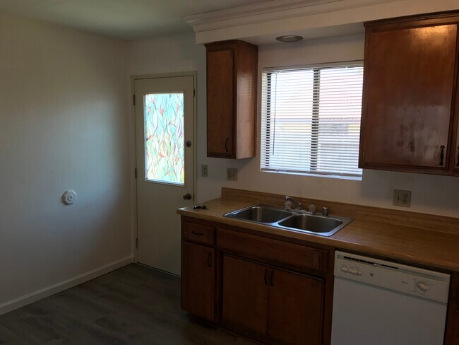 Puerta trasera al patio trasero - 21036 Santa Barbara Dr