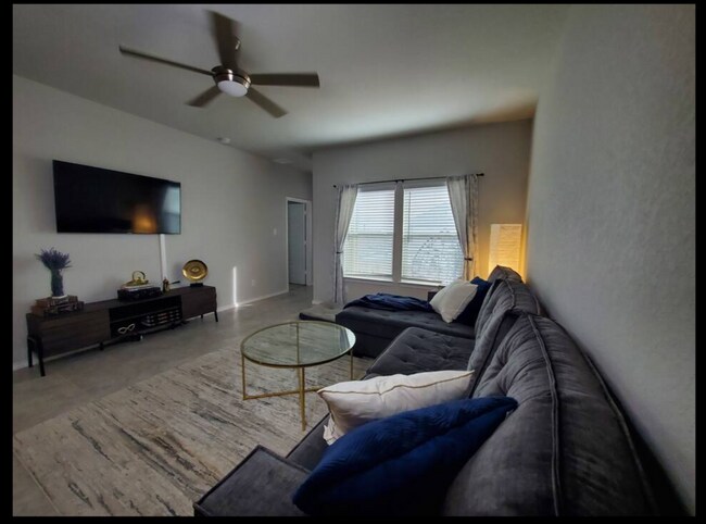Foto del edificio - Modern 3-Bed Home with Island Kitchen, Private Patio, and Fenced Yard in Converse