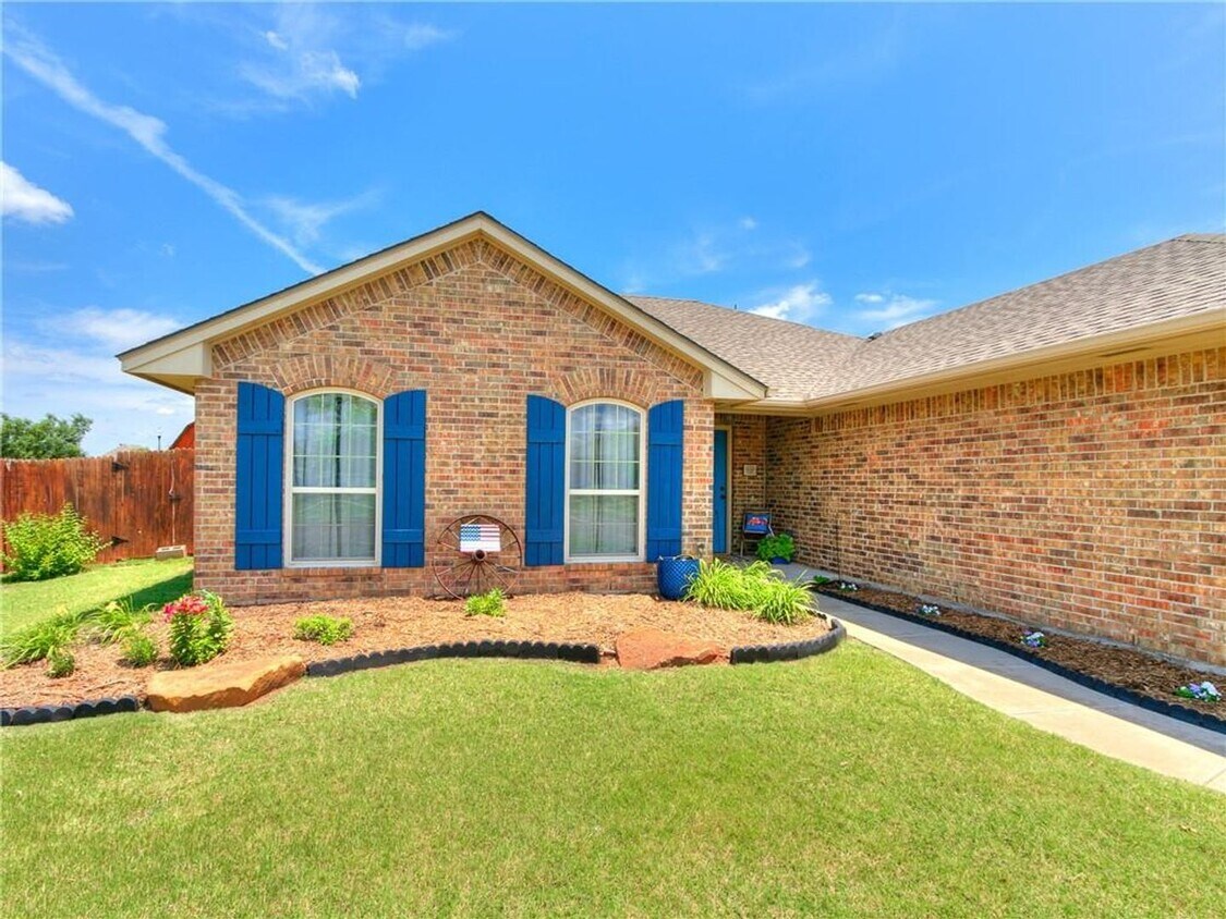 Primary Photo - Charming Home in Lone Oak Village + Deer C...