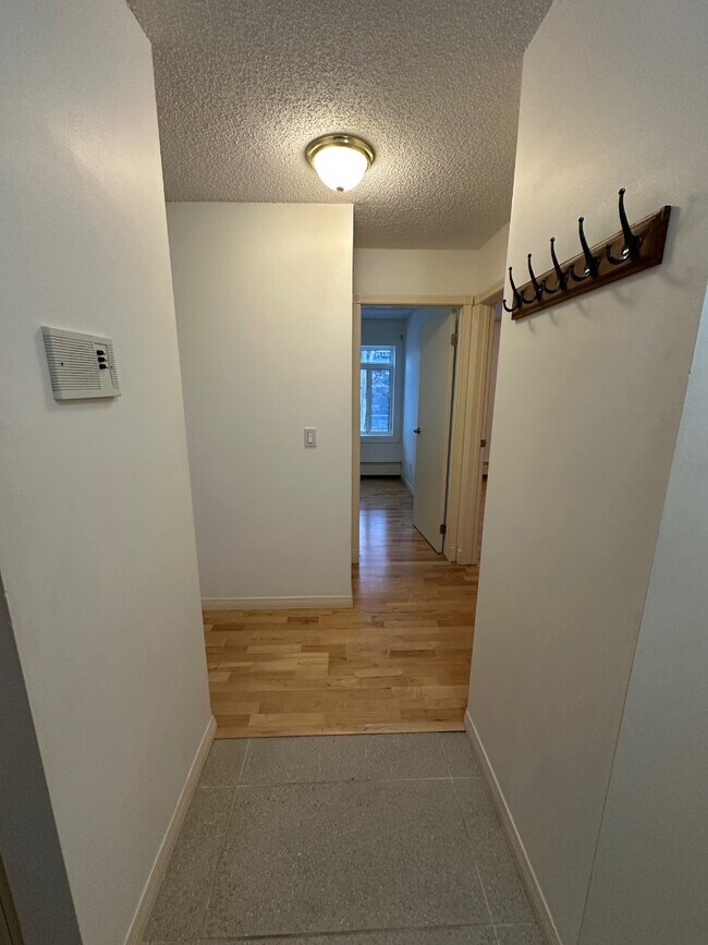 Photo du bâtiment - Modern 2 Bedroom Condo w/ Balcony & Underground Parking (IP055)