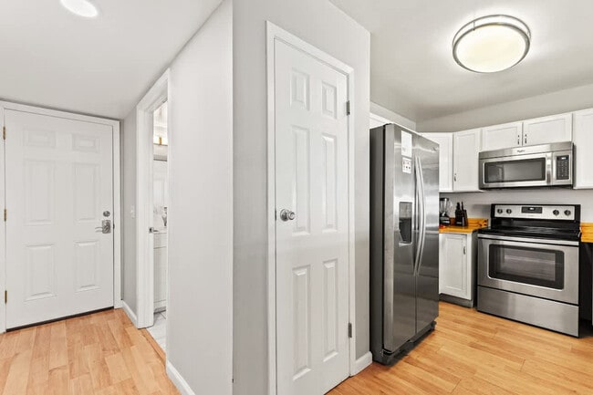 Building Photo - 5218 Beach Dr