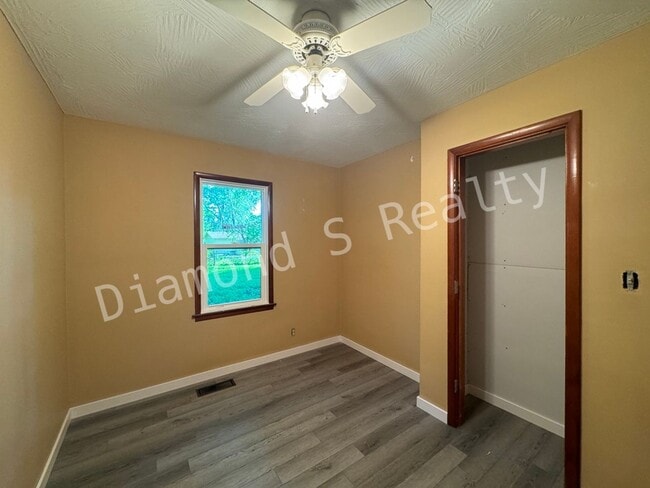 Building Photo - Charming and Clean 3 Bedroom Home - Nice/Quiet Neighborhood