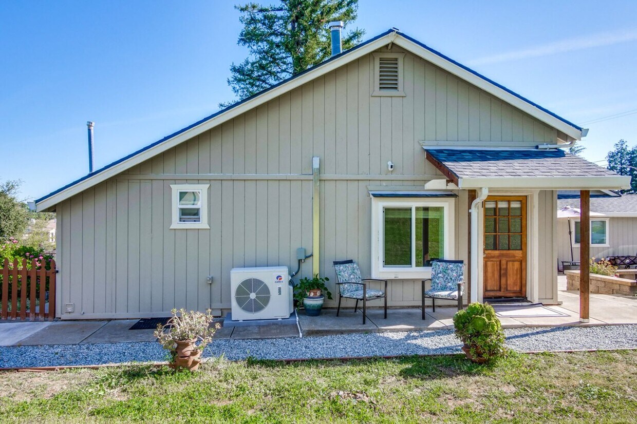 Primary Photo - Must See 1 Bed 1 Bath Cottage in the heart...