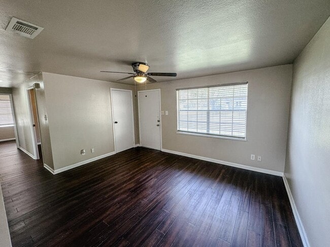 Building Photo - 305 Larkspur St