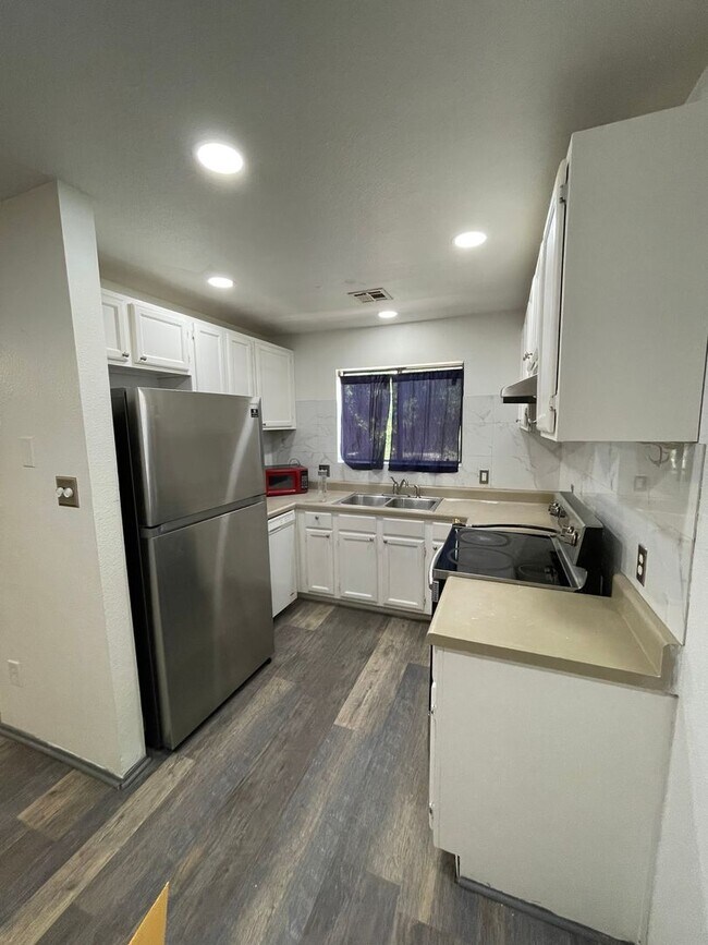 Building Photo - Centrally Located Townhouse!