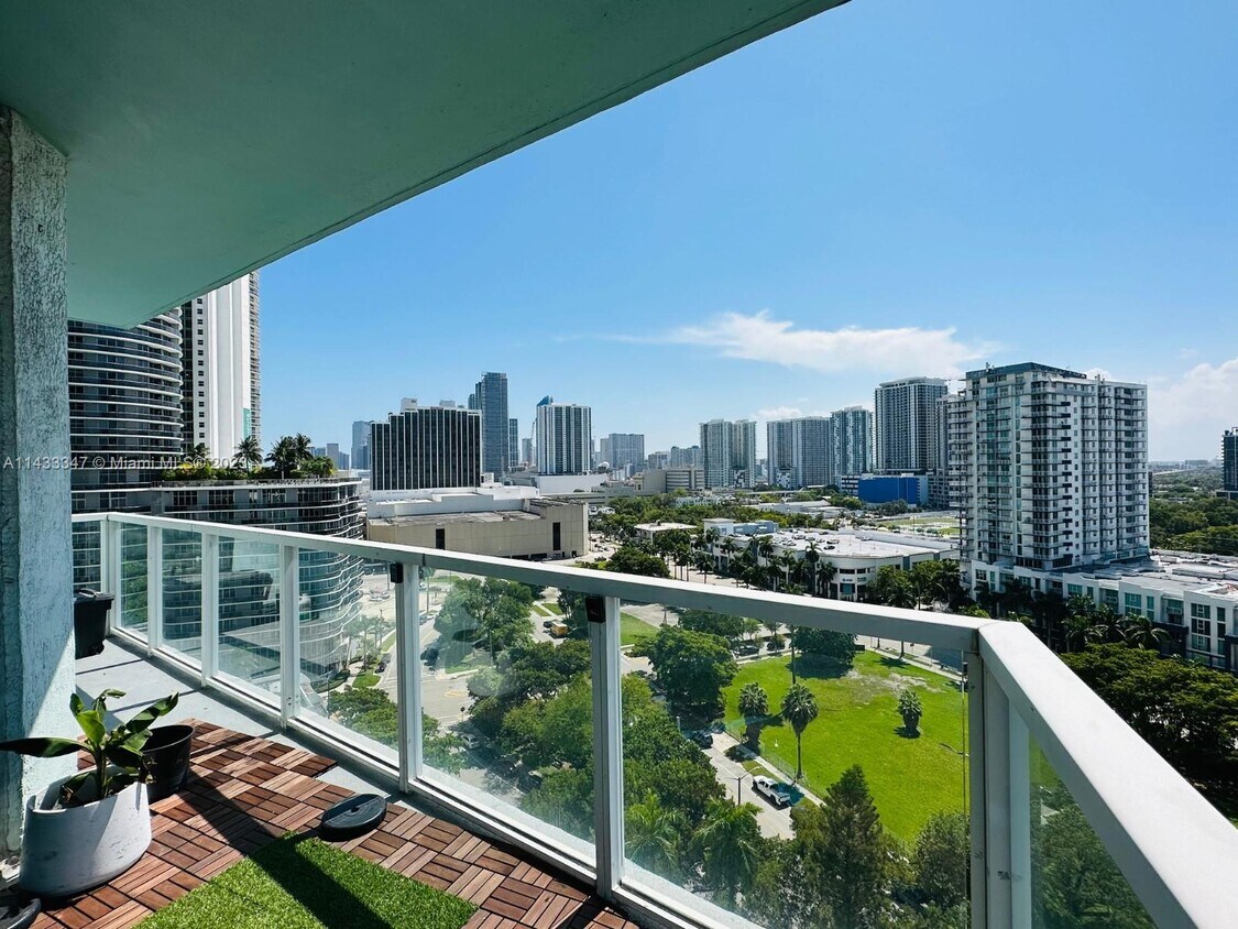 Foto principal - 1900 N Bayshore Dr