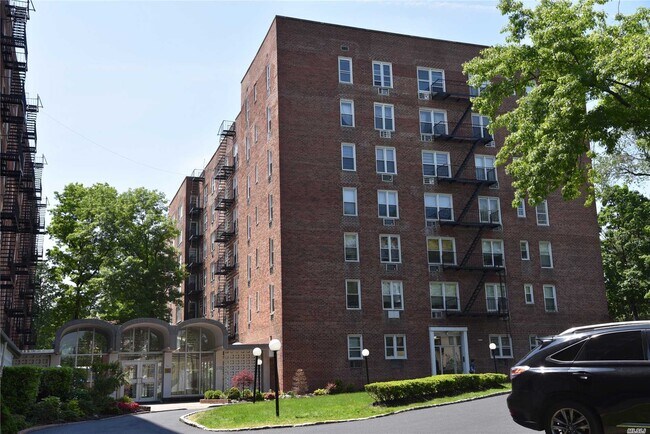 Foto del edificio - 5440 Little Neck Pkwy