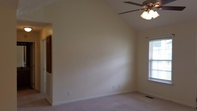 Foto del edificio - Charming Home with Covered Back Deck and Fenced in Yard...