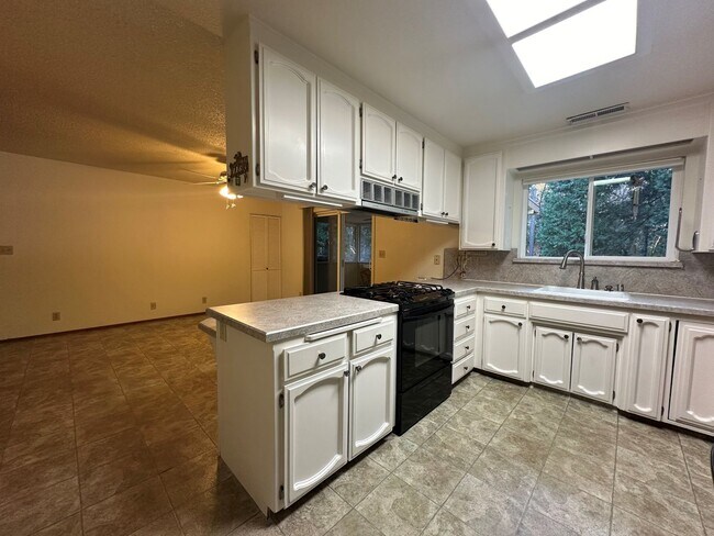 Building Photo - Banner Mountain Peaceful Forested Setting