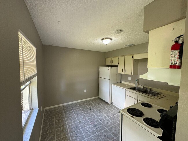 Foto del edificio - 4905-4907 Lake Hill Ct