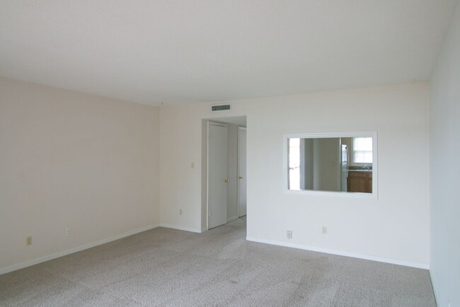 Foto del edificio - Two bedroom townhome available with beauti...