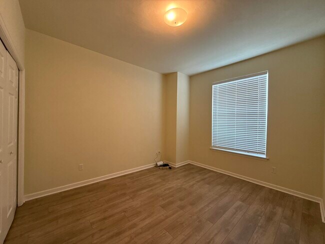 Foto del edificio - 5508 Hampton Woods Way
