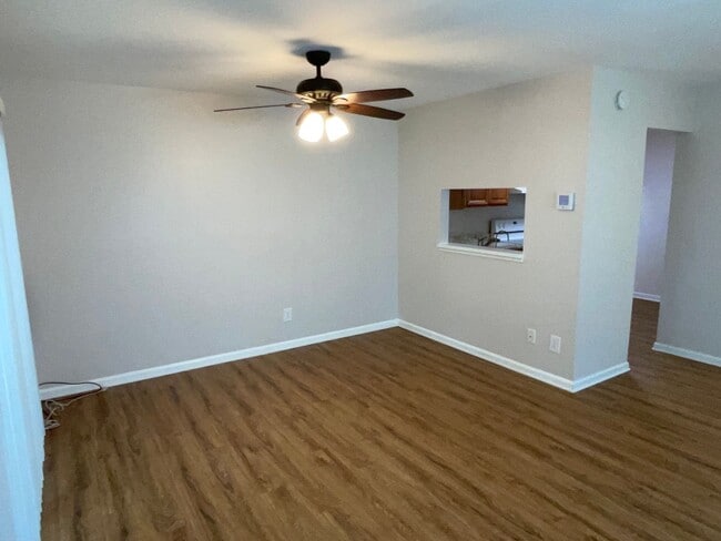 Foto del edificio - 3BD 2.5BA End Unit Townhome