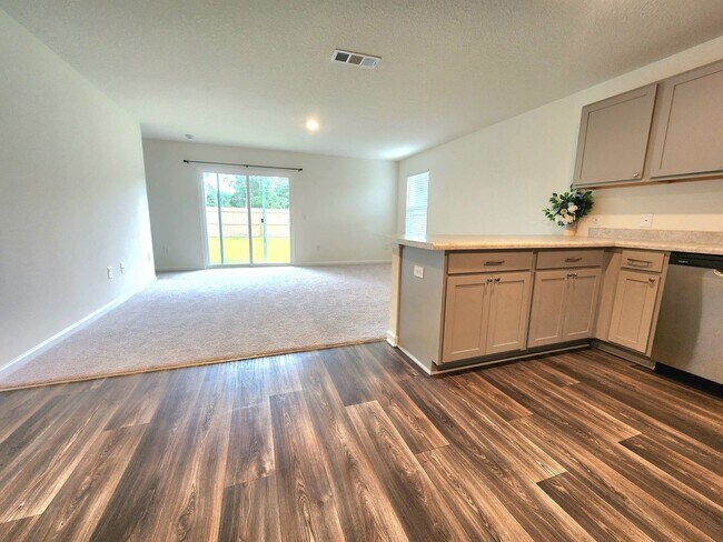 Building Photo - Stunning Nearly-New 4/2 in the Heart of Pe...