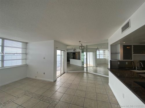 Foto del edificio - 11930 N Bayshore Dr