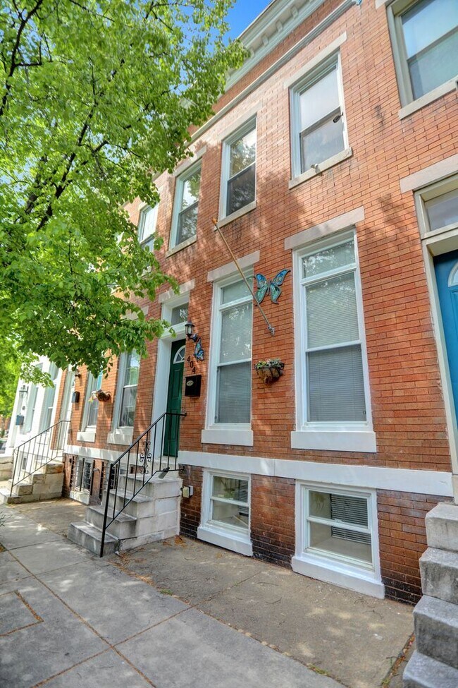 Building Photo - Upscale and Sophisticated Townhome in Char...