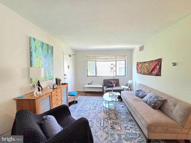 Foto del edificio - 3821 Davis Pl NW