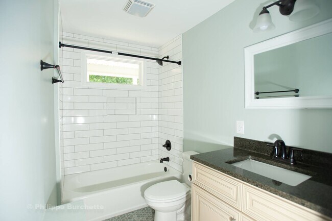 Building Photo - $1,300 – 3-bedroom, 2-bathroom house in Ro...