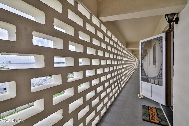 Foto del edificio - 2711 N Halifax Ave