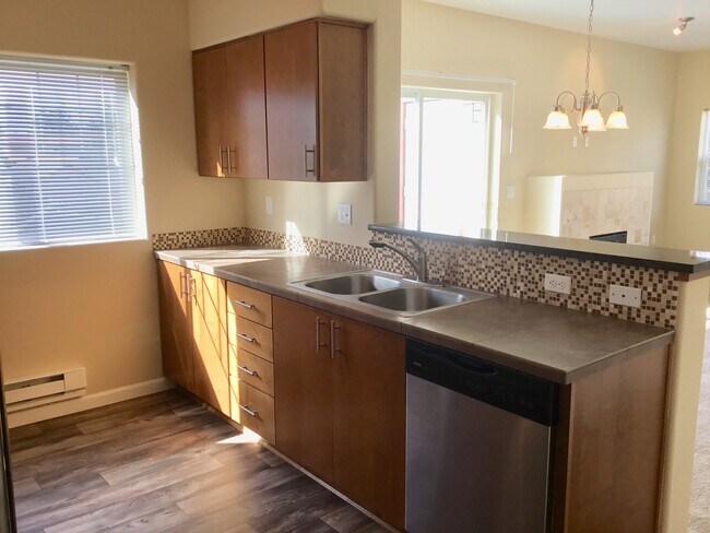 Building Photo - **Move-in by 3/31 and get $500 off first f...