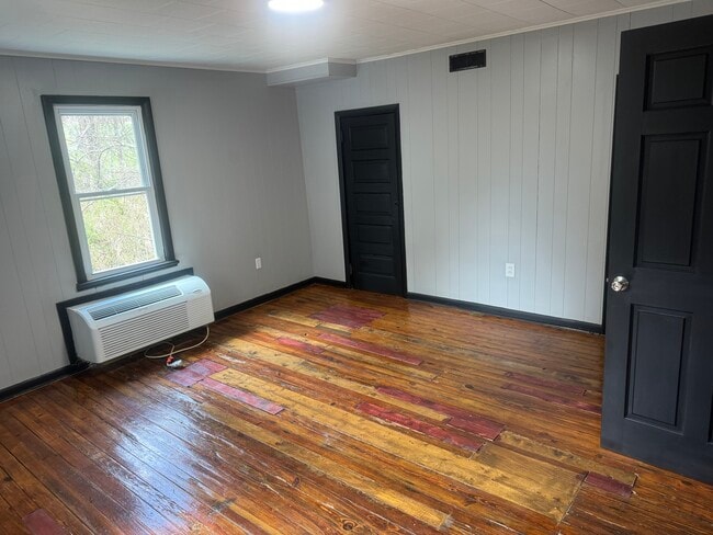 Building Photo - 210 Locust Ave