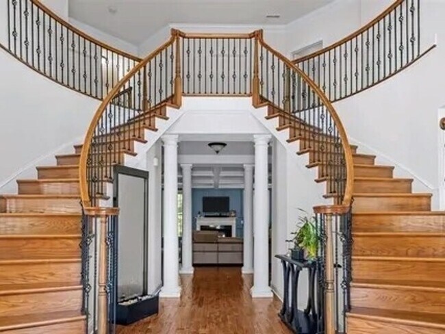 Foto del edificio - 4 Bedroom Single Family Home in Holliston